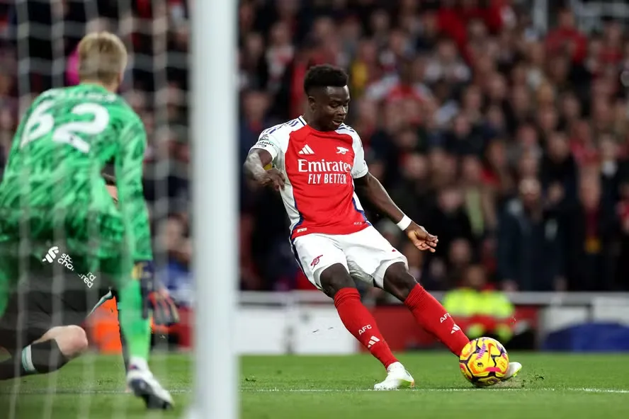 Bukayo Saka se prepara para se tornar o jogador mais bem pago da história do Arsenal com novo contrato milionário