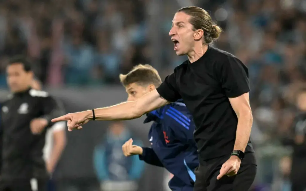 Filipe Luís ruma a feito histórico na Libertadores, buscando igualar Renato Gaúcho