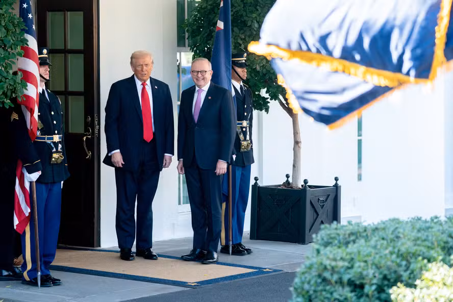 Acordo EUA–Austrália de minerais críticos busca reduzir dependência da China — e reacende debate sobre soberania, clima e trabalho