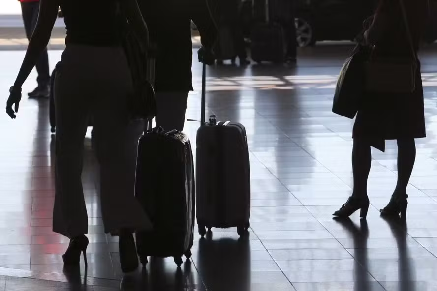 Câmara dos Deputados Vota Fim da Cobrança de Bagagem de Mão e Crime Hediondo para Adulteração de Alimentos