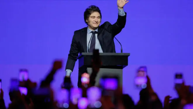 Tesouro dos EUA Intervém para Estabilizar Peso Argentino em Apoio a Milei