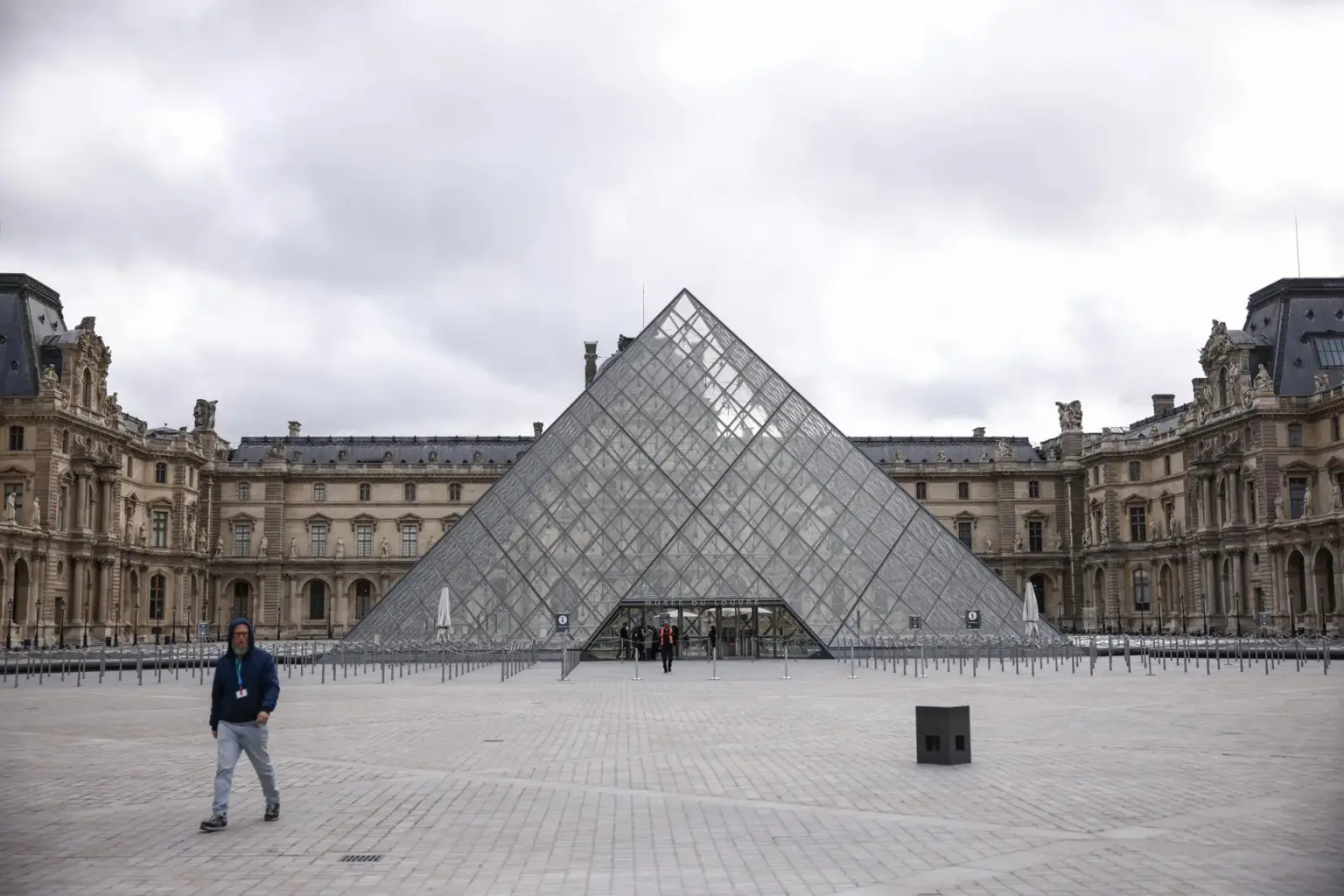 Louvre: Polícia francesa prende mais cinco suspeitos; um é ligado por DNA à cena do crime; joias seguem desaparecidas