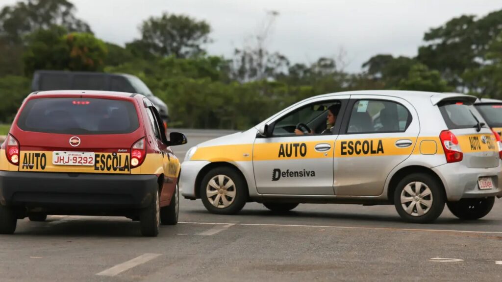CNH sem autoescola obrigatória? Por que a consulta pública pode acabar com a “reserva de mercado” e baixar o custo ao cidadão