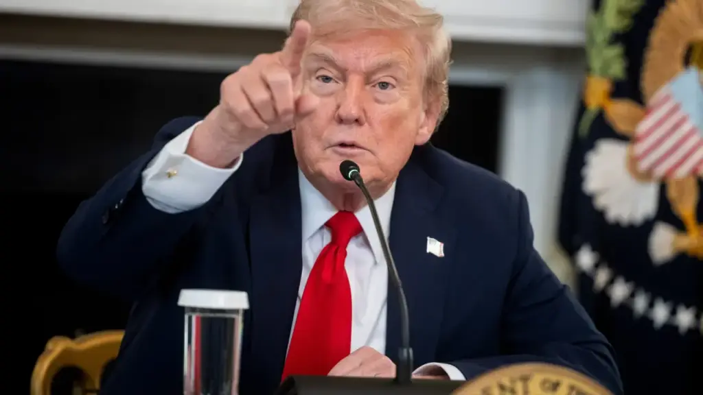 Trump Confronta Putin sobre Ucrânia e Alerta para Submarino Nuclear após Teste de Míssil