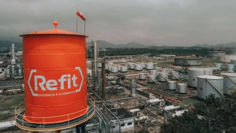 ANP Desinterdita Parcialmente Refinaria de Manguinhos, mas ICL Levanta Fortes Preocupações