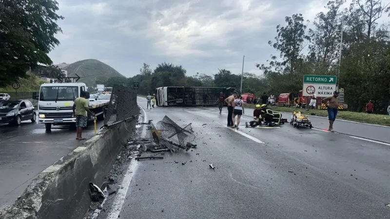 Acidente grave: ônibus com torcedores do Flamengo tomba na Dutra em Barra Mansa