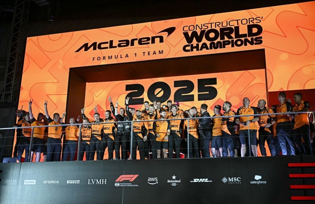 Russell vence em Cingapura e McLaren é bicampeã de construtores