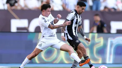 Botafogo e Santos empatam em 2 a 2, com gol relâmpago de Joaquín Correa no Brasileirão