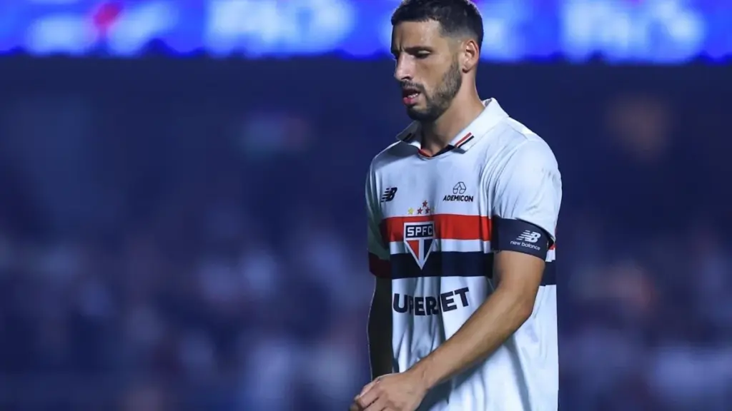 Calleri avança em recuperação e realiza atividades em campo no CT da Barra Funda