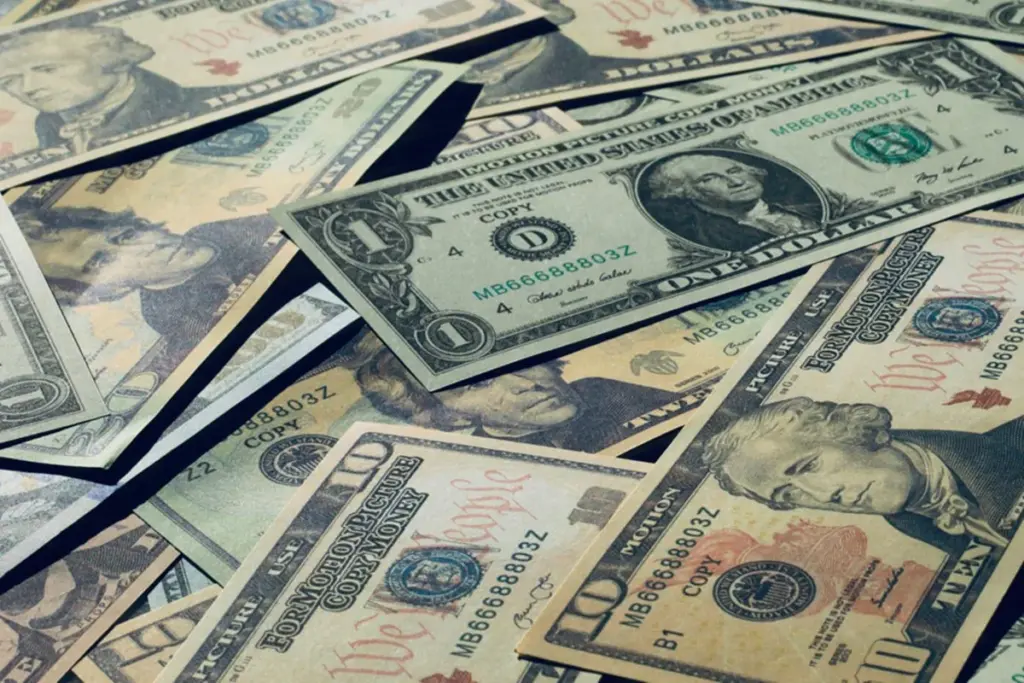 Dólar dispara a R$ 5,50 com nervosismo fiscal e ruído externo; abertura chegou a ensaiar queda antes de virar para alta