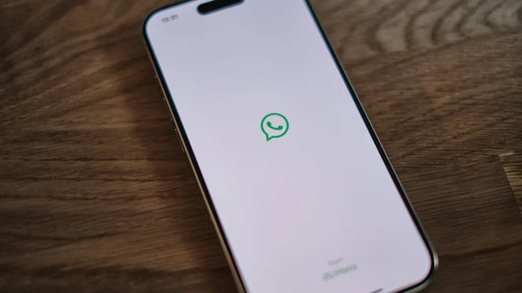 WhatsApp fora do ar: Usuários de iPhone relatam falha generalizada