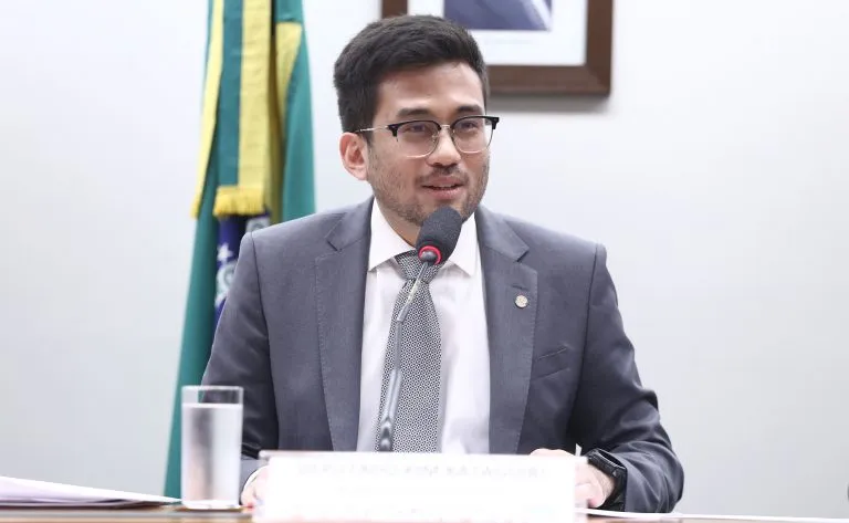 Debate Acalorado na Câmara: Fim da ‘Taxa das Blusinhas’ Divide Setores e Consumidores