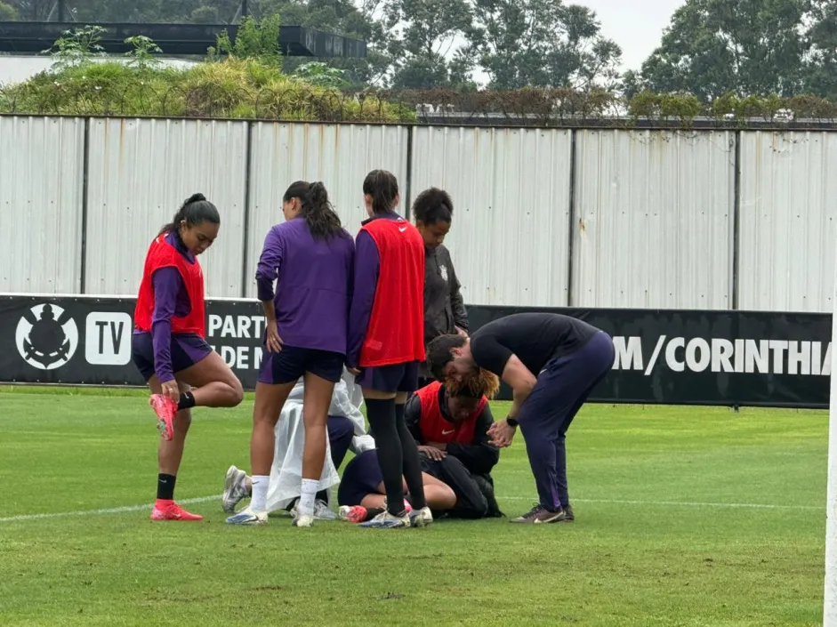 Meia do Corinthians Causa Preocupação Após Deixar Treino Chorando Antes do Majestoso