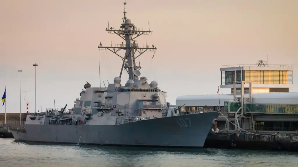 Navio de Guerra dos EUA Chega Perto da Venezuela, Intensificando Pressão sobre Maduro