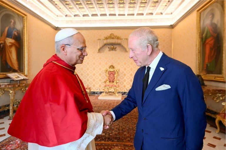 Rei Charles III e Papa Leão XIV Realizam Oração Conjunta Histórica no Vaticano
