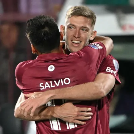 Lanús Vence La U em Meio a Controvérsias do VAR e Enfrentará Atlético-MG na Final da Sul-Americana