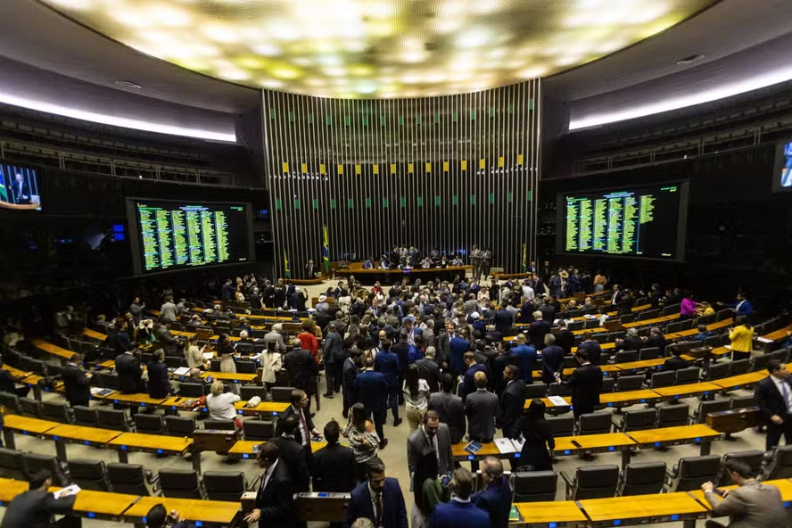 Câmara Aprova PL que Restringe Aborto Legal para Crianças Menores de 14 Anos