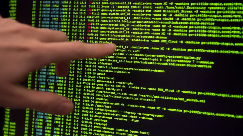 Alerta em infraestrutura crítica: ofensiva digital escala contra água e energia — e escancara falhas em PLCs, identidade e governança de risco