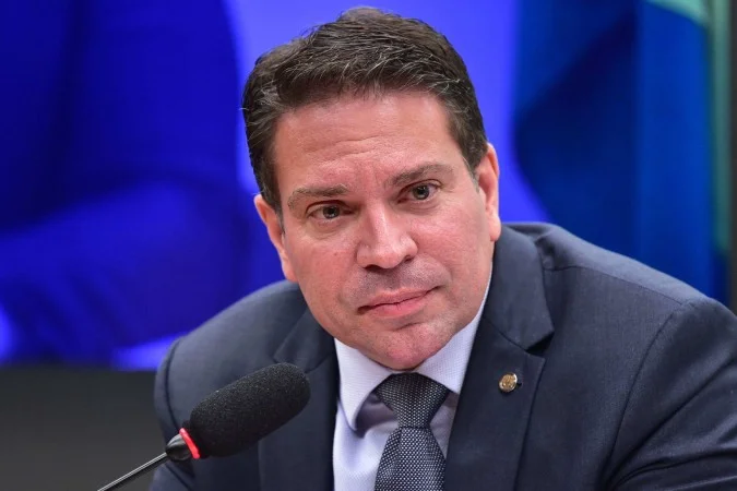 Caça às Bruxas Transatlântica: PSOL Exige Prisão de Ramagem em Miami e Revela o Verdadeiro Rosto do Ativismo Judicial