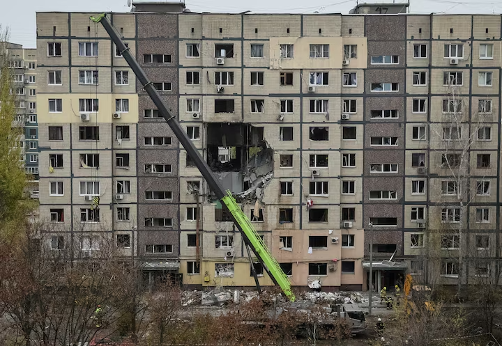 “Queremos o fim da guerra”, diz o Kremlin — mas a paz continua travada enquanto drones e mísseis mantêm a escalada no front