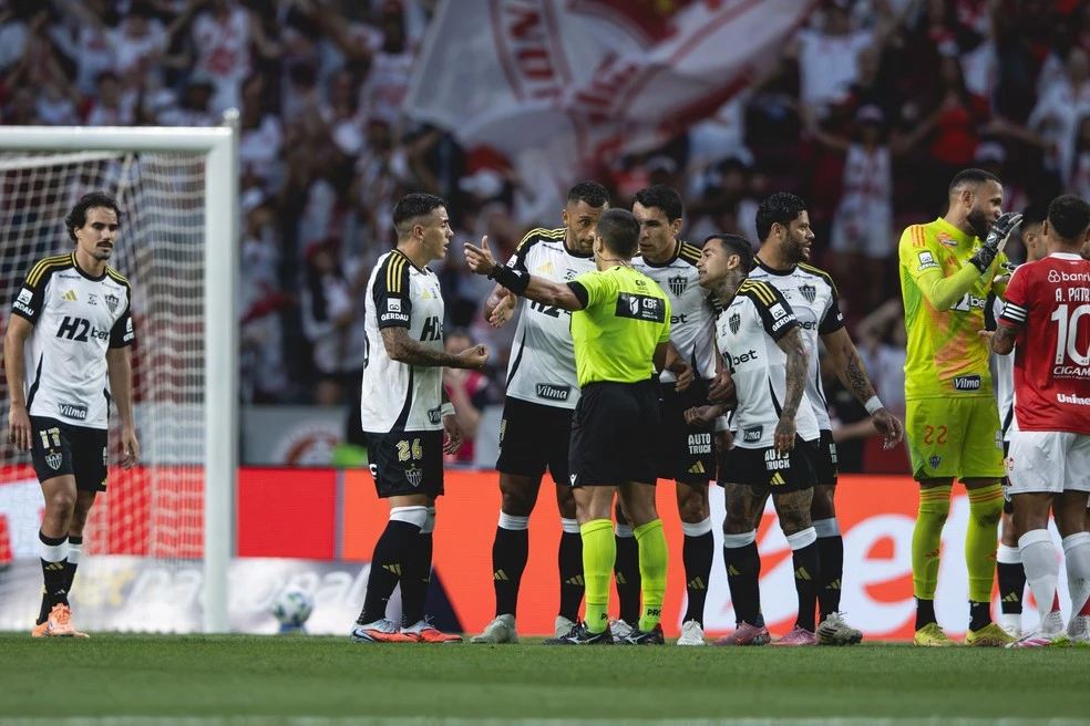 Atlético-MG Exige Mudança Drástica na Arbitragem Após Polêmicas com VAR