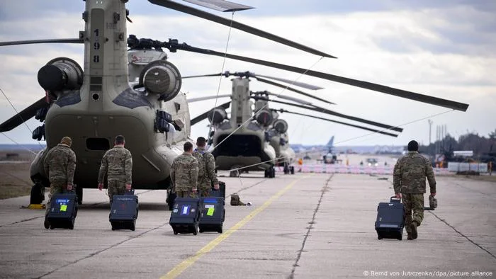 Pressão sobre a Rússia e redesenho da presença militar dos EUA