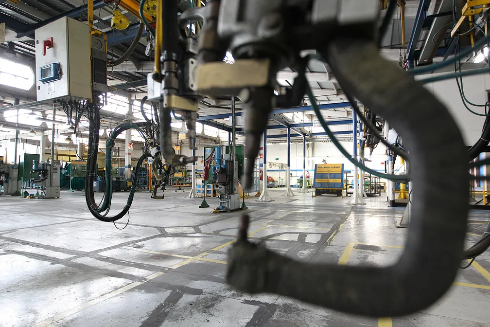 PIB Brasileiro em Queda Livre: Culpa do Estatismo Petista e sua Demagogia Econômica