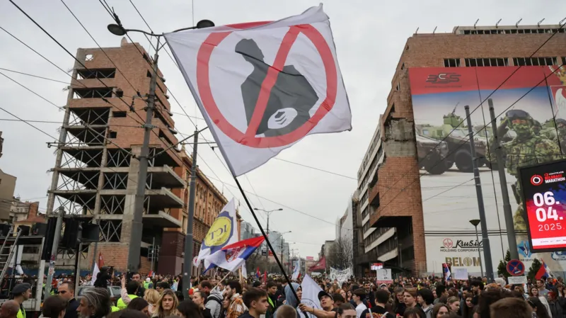 Sérvia enfrenta protestos massivos contra lei que acelera o desenvolvimento de um antigo complexo militar por Kushner