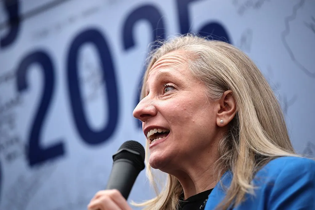 Abigail Spanberger Faz História ao Ser Eleita Governadora da Virgínia, Segundo Projeções da CNN