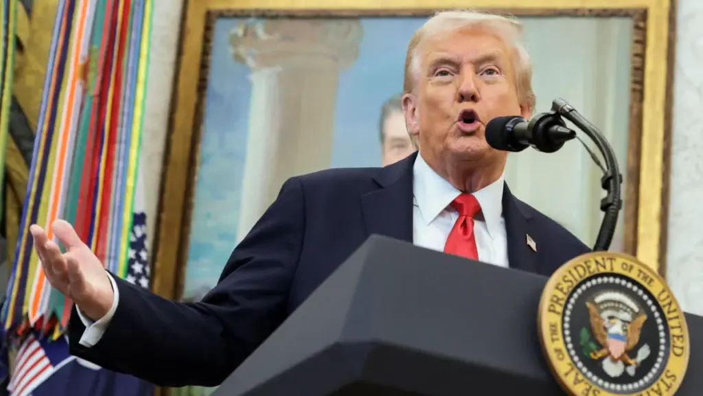 Trump Ameaça Cortar Verbas Federais a Nova York em Cenário Eleitoral Tenso