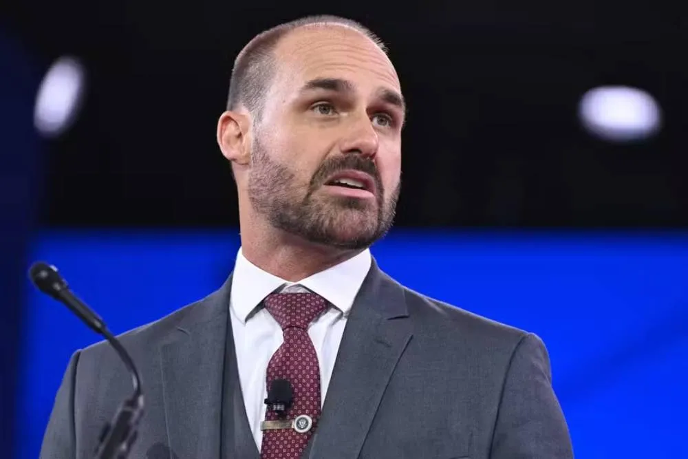 Tensão entre Poderes: Eduardo Bolsonaro acusa Moraes de interferir no Senado de 2026