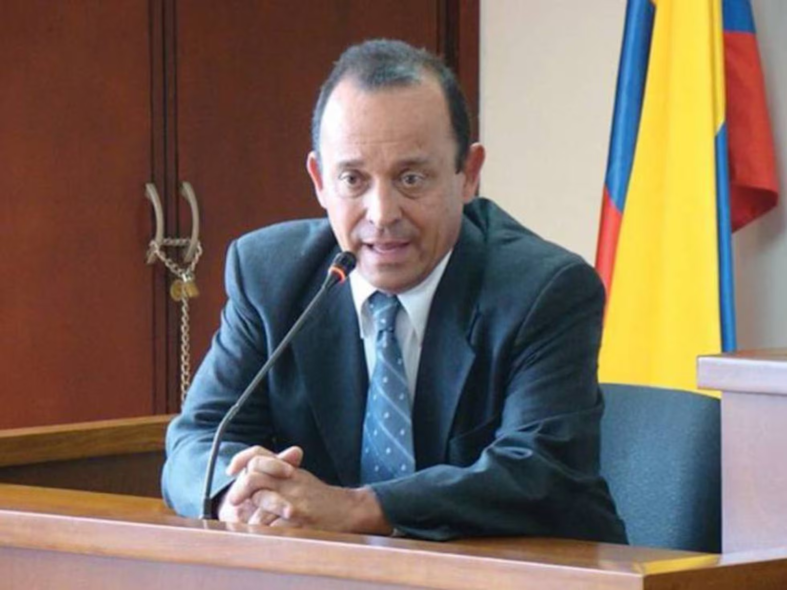 Condenação de Santiago Uribe expõe feridas do paramilitarismo e testa limites das elites políticas na Colômbia