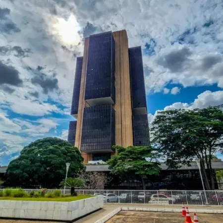 Banco Central Mantém Selic em 15% ao Ano, Maior Nível Desde 2006, Diante de Mercado de Trabalho Aquecido