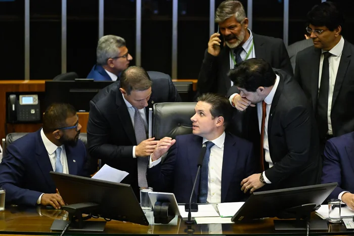 Hugo Motta Enterra a Frouxidão Petista: Antifacção Aprovado é o Maior Golpe Contra as Quadrilhas desde Lava Jato