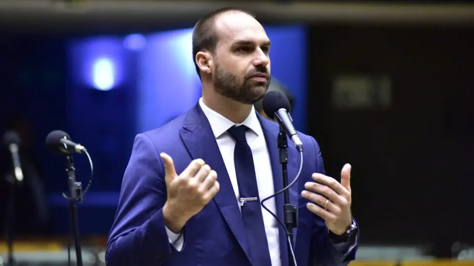 Eduardo Bolsonaro entrevista ministro de Bukele e sugere endurecimento da política contra o crime no Brasil