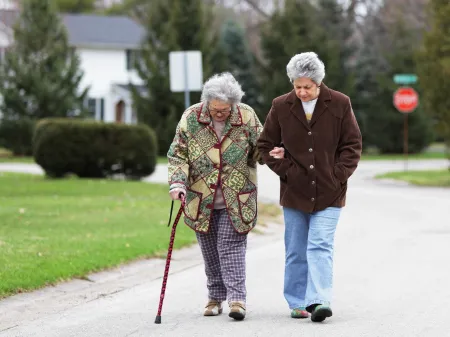 Caminhada Regular Associa-se a Declínio Cognitivo Mais Lento em Idosos com Alzheimer