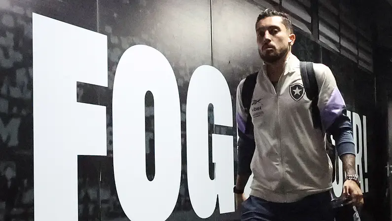 Alex Telles Exalta Ancelotti e Reforça União no Botafogo Após Vitória no Clássico