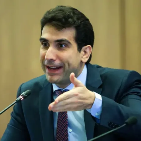 Persistência dos Juros Altos no Brasil: Análise da Política Monetária e Projeções do Banco Central