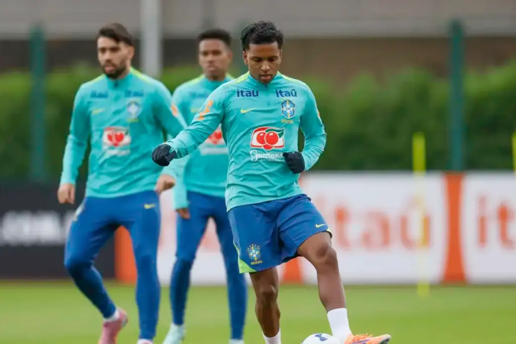 Seleção Brasileira Completa Primeiro Treino em Londres com Chegada de Vitor Roque