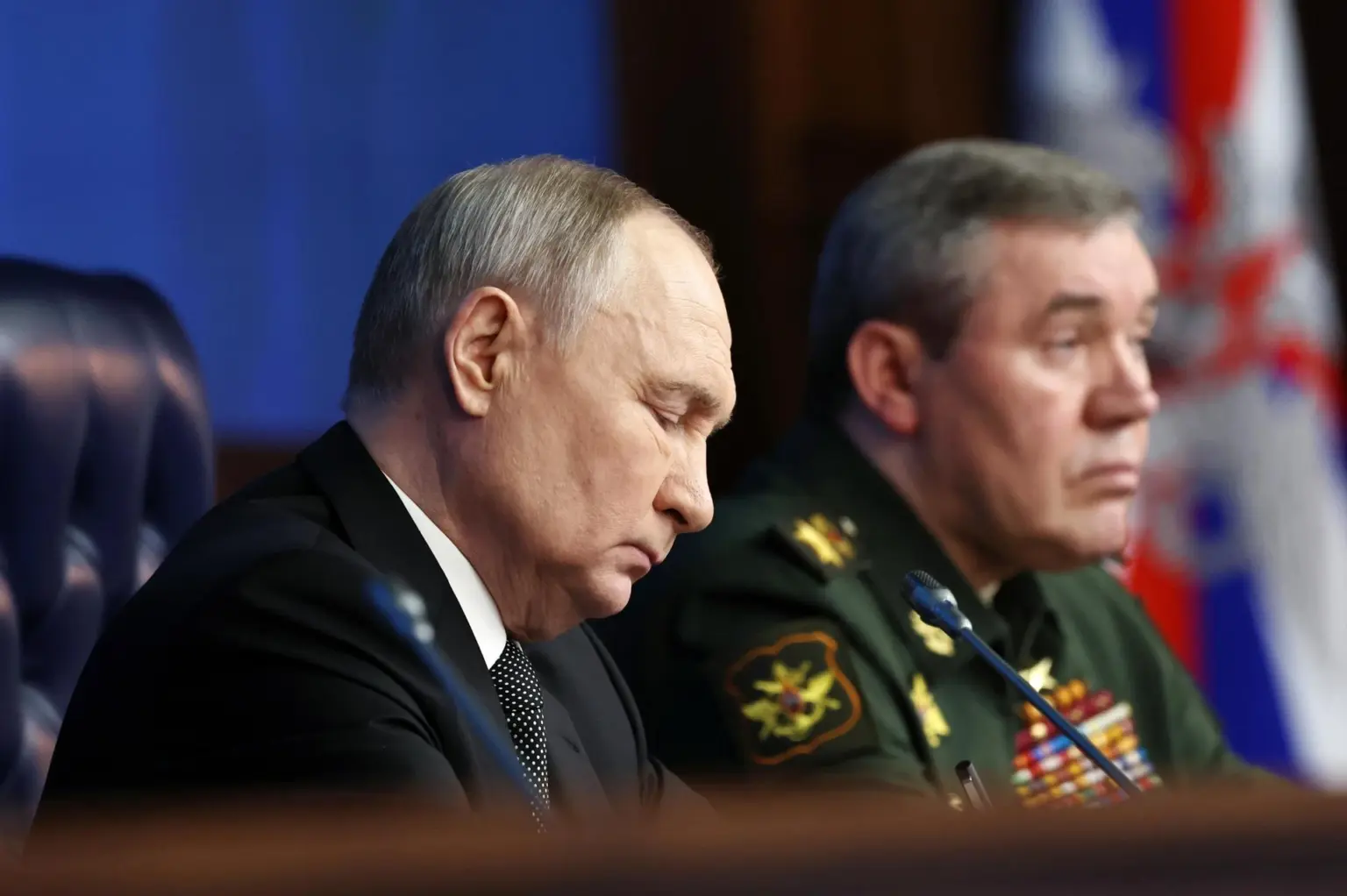 Tentativas de paz na guerra Rússia–Ucrânia seguem marcadas por impasses e interesses estratégicos