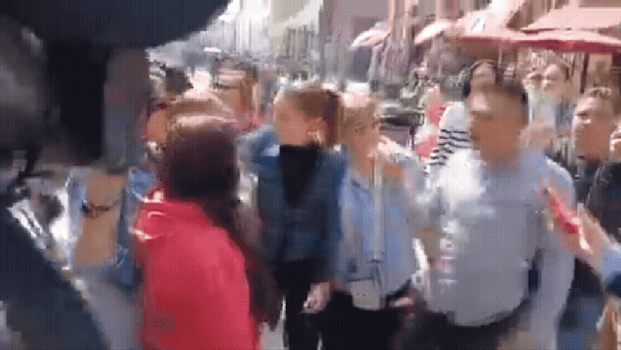 Assédio a Presidente Claudia Sheinbaum no México Reacende Debate sobre Segurança e Respeito à Mulher Pública