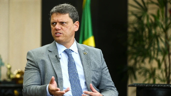 Tarcísio de Freitas e o Fetiche do CEO: Como o Liberalismo de Palanque Ignora o Brasil Real
