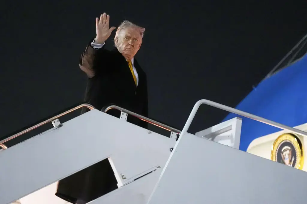 Trump promete “dividendo tarifário” de US$ 2 mil para a maioria dos americanos — mas números, lei e economia jogam contra