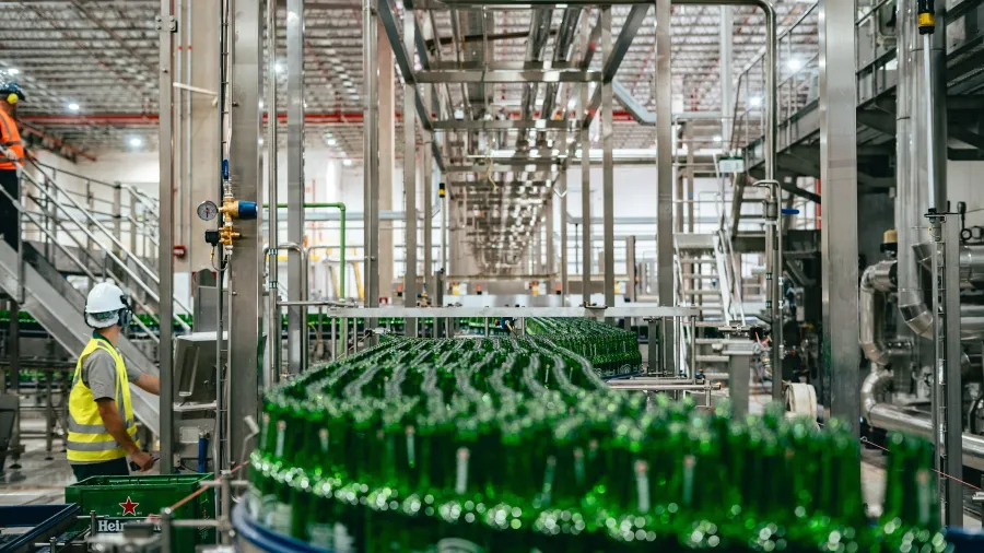 Heineken Inaugura Fábrica de R$ 2,5 Bilhões em Minas Gerais e Intensifica Disputa por Mercado Premium