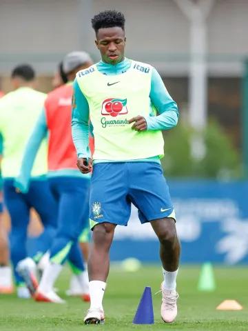 Ancelotti e Vini Jr. Têm Conversa Particular em Treino da Seleção Brasileira em Londres