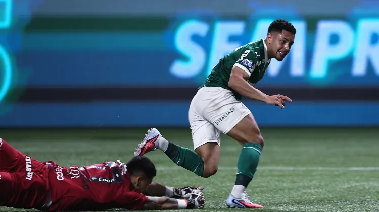 Palmeiras Vence Santos com Dois Gols de Vitor Roque e Amplia Liderança no Brasileirão