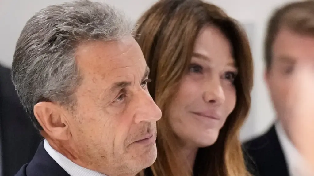Sarkozy deixa a prisão e passa a cumprir medidas sob supervisão judicial enquanto recorre no caso do financiamento líbio