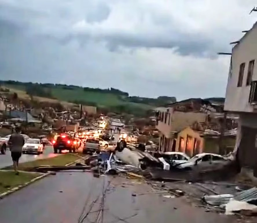 Tornado Devasta Rio Bonito do Iguaçu, Paraná, Deixando Mortos e Rastro de Destruição